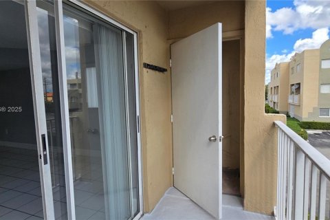 Condominio en venta en Hialeah, Florida, 2 dormitorios, 89.19 m2 № 1974893 - foto 12