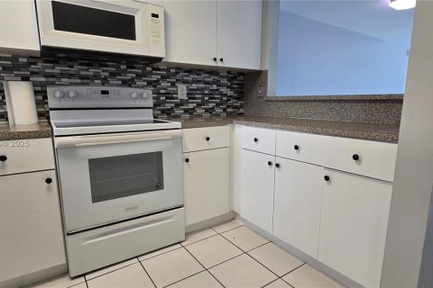 Condominio en venta en Hialeah, Florida, 2 dormitorios, 89.19 m2 № 1974893 - foto 2