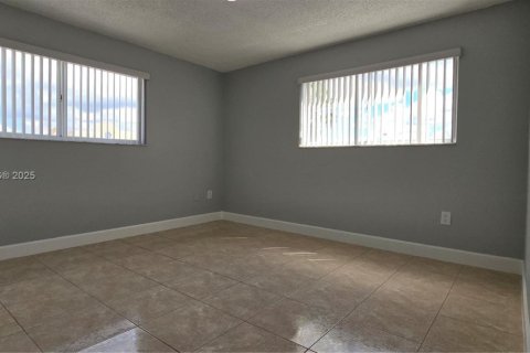 Condominio en venta en Hialeah, Florida, 2 dormitorios, 89.19 m2 № 1974893 - foto 13
