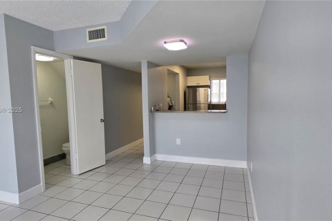 Condominio en venta en Hialeah, Florida, 2 dormitorios, 89.19 m2 № 1974893 - foto 11