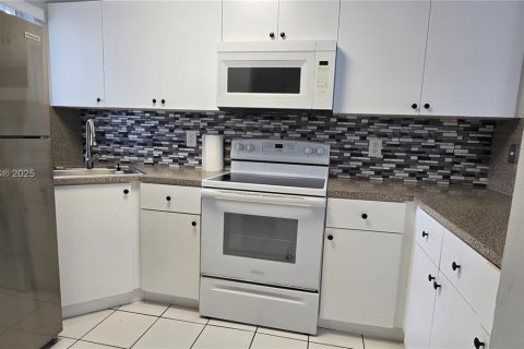 Condominio en Hialeah, Florida, 2 dormitorios  № 1974893