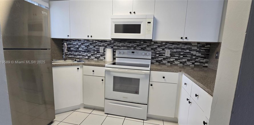 Condominio en Hialeah, Florida, 2 dormitorios  № 1974893