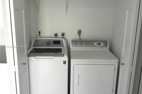 Снять в аренду виллу или дом в Майами, Флорида 3 спальни, 129.69м2, № 2050804 - фото 23