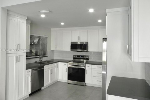 Снять в аренду виллу или дом в Майами, Флорида 3 спальни, 129.69м2, № 2050804 - фото 8