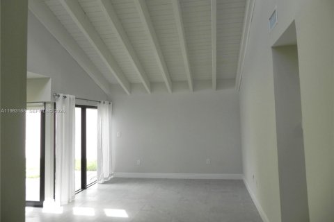 Снять в аренду виллу или дом в Майами, Флорида 3 спальни, 129.69м2, № 2050804 - фото 5