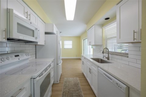 House in Palm Harbor, Florida 2 bedrooms, 116.59 sq.m. № 1918138 - photo 3