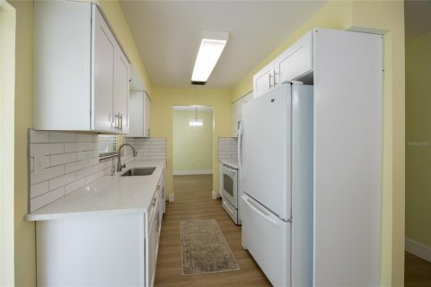 House in Palm Harbor, Florida 2 bedrooms, 116.59 sq.m. № 1918138 - photo 2