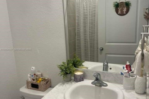 Townhouse in Florida City, Florida 3 bedrooms, 128.21 sq.m. № 2068895 - photo 19
