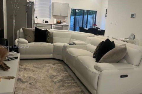 Townhouse in Florida City, Florida 3 bedrooms, 128.21 sq.m. № 2068895 - photo 4