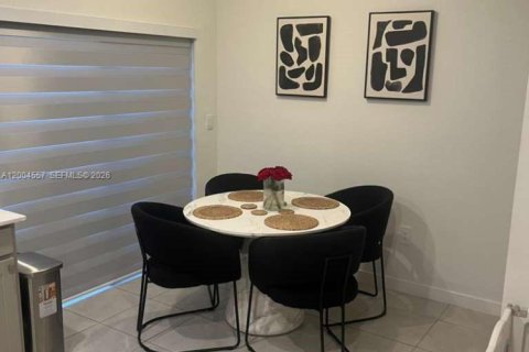 Townhouse in Florida City, Florida 3 bedrooms, 128.21 sq.m. № 2068895 - photo 9