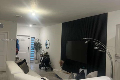 Townhouse in Florida City, Florida 3 bedrooms, 128.21 sq.m. № 2068895 - photo 3