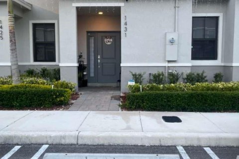 Townhouse in Florida City, Florida 3 bedrooms, 128.21 sq.m. № 2068895 - photo 2
