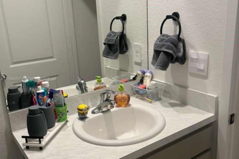 Townhouse in Florida City, Florida 3 bedrooms, 128.21 sq.m. № 2068895 - photo 23