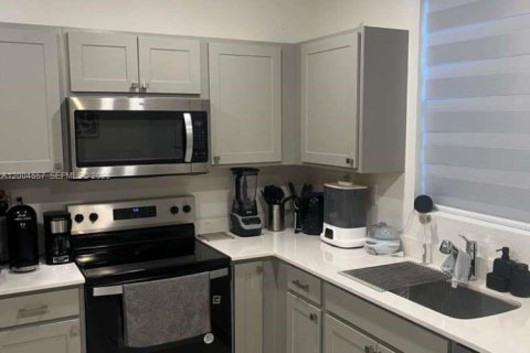 Townhouse in Florida City, Florida 3 bedrooms, 128.21 sq.m. № 2068895 - photo 8