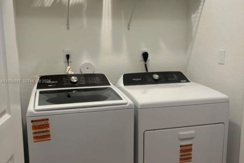 Townhouse in Florida City, Florida 3 bedrooms, 128.21 sq.m. № 2068895 - photo 18