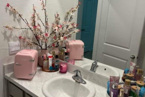 Townhouse in Florida City, Florida 3 bedrooms, 128.21 sq.m. № 2068895 - photo 29