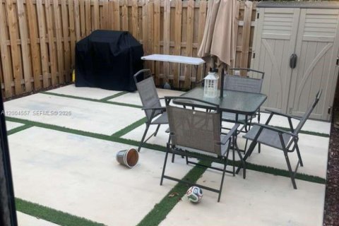 Townhouse in Florida City, Florida 3 bedrooms, 128.21 sq.m. № 2068895 - photo 11