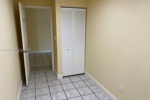 Apartamento en alquiler en North Miami Beach, Florida, 2 dormitorios, 179.77 m2 № 2278390 - foto 4