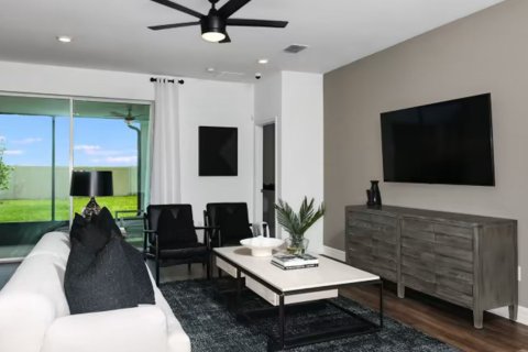House in ESTATES OF LAKE FLORENCE in Winter Haven, Florida 4 bedrooms, 232 sq.m. № 60550 - photo 1