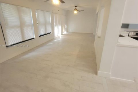 Casa en venta en Tamarac, Florida, 2 dormitorios, 185.15 m2 № 1990416 - foto 5