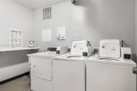 Condo in North Miami, Florida, 1 bedroom № 1968716 - photo 20