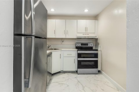 Condo in North Miami, Florida, 1 bedroom № 1968716 - photo 4