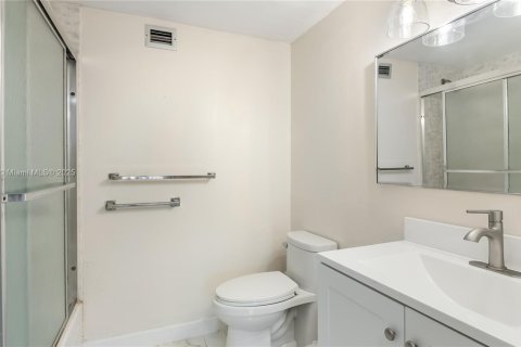 Condo in North Miami, Florida, 1 bedroom № 1968716 - photo 16