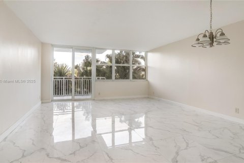 Condo in North Miami, Florida, 1 bedroom № 1968716 - photo 10