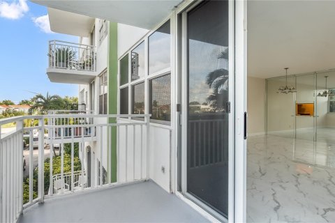 Condo in North Miami, Florida, 1 bedroom № 1968716 - photo 24