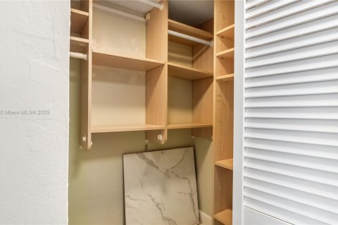 Condo in North Miami, Florida, 1 bedroom № 1968716 - photo 14