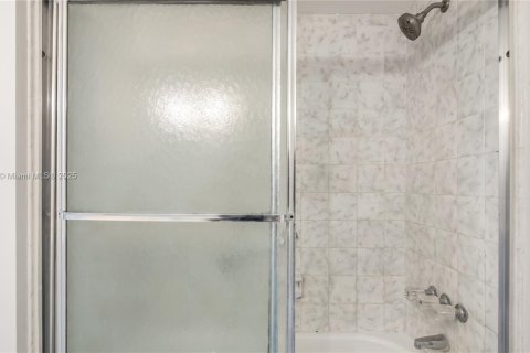 Condo in North Miami, Florida, 1 bedroom № 1968716 - photo 17