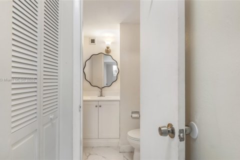 Condo in North Miami, Florida, 1 bedroom № 1968716 - photo 18
