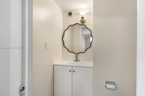 Condo in North Miami, Florida, 1 bedroom № 1968716 - photo 19