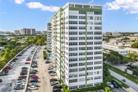 Condo in North Miami, Florida, 1 bedroom № 1968716 - photo 28