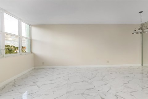 Condo in North Miami, Florida, 1 bedroom № 1968716 - photo 7