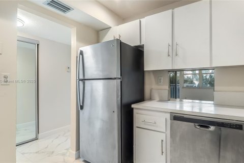 Condo in North Miami, Florida, 1 bedroom № 1968716 - photo 3