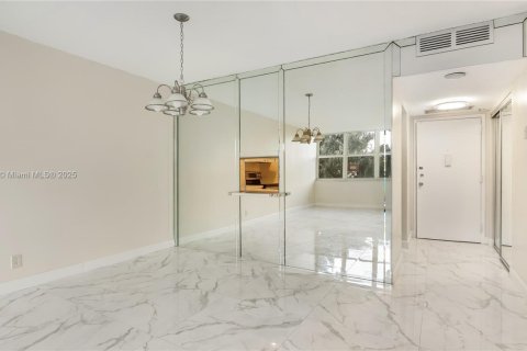Condo in North Miami, Florida, 1 bedroom № 1968716 - photo 9
