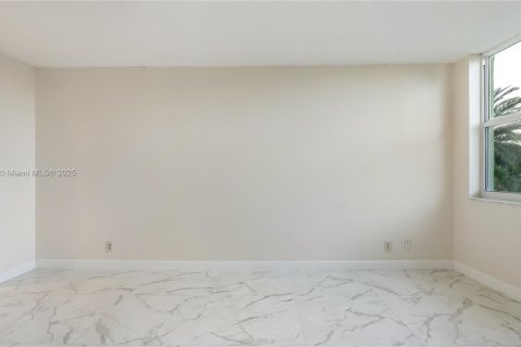 Condo in North Miami, Florida, 1 bedroom № 1968716 - photo 12