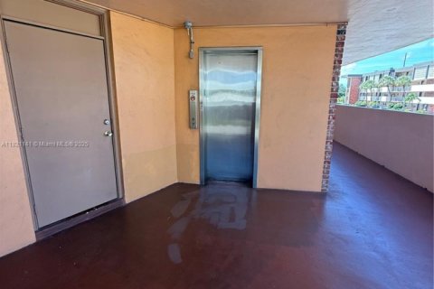 Condominio en venta en Lauderdale Lakes, Florida, 1 dormitorio, 71.35 m2 № 1934581 - foto 26