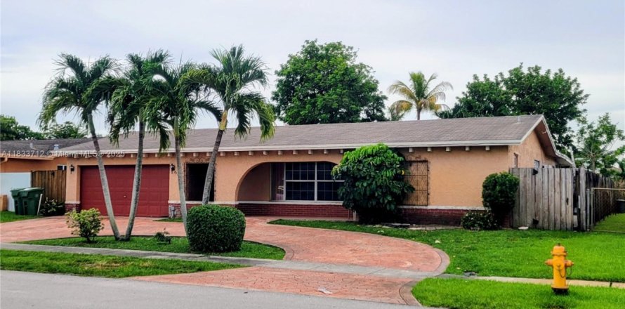Casa en Pembroke Pines, Florida 4 dormitorios, 203.92 m2 № 1814662