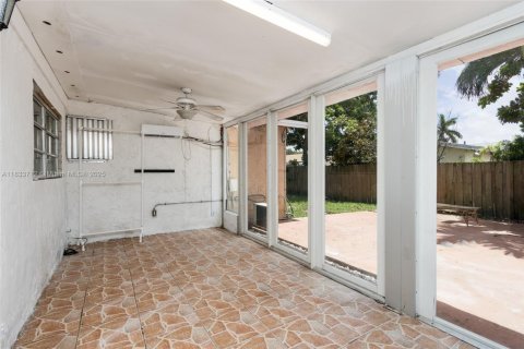 Casa en venta en Pembroke Pines, Florida, 4 dormitorios, 203.92 m2 № 1814662 - foto 26