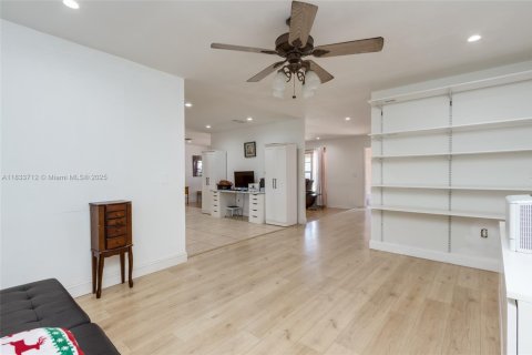 Casa en venta en Pembroke Pines, Florida, 4 dormitorios, 203.92 m2 № 1814662 - foto 20