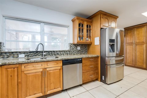 Casa en venta en Pembroke Pines, Florida, 4 dormitorios, 203.92 m2 № 1814662 - foto 13