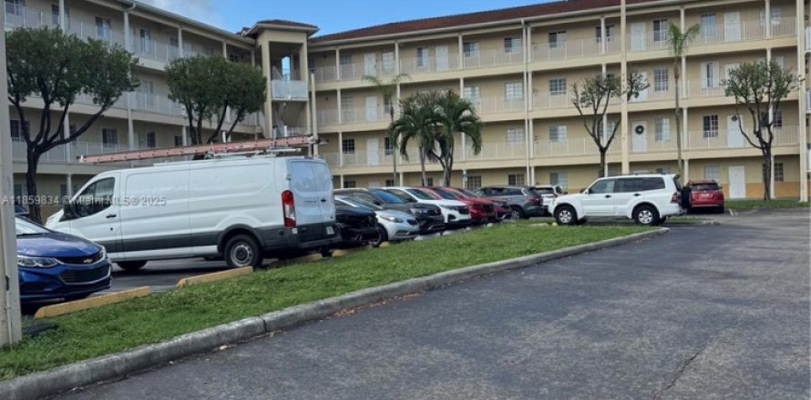 Condo in Hialeah, Florida, 3 bedrooms № 1887650