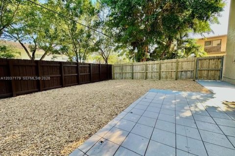 Condo in Sweetwater, Florida, 3 bedrooms № 2259986 - photo 17
