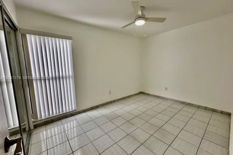 Condo in Sweetwater, Florida, 3 bedrooms № 2259986 - photo 13