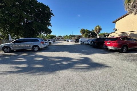 Condo in Sweetwater, Florida, 3 bedrooms № 2259986 - photo 26
