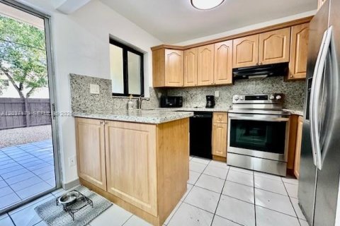 Condo in Sweetwater, Florida, 3 bedrooms № 2259986 - photo 3