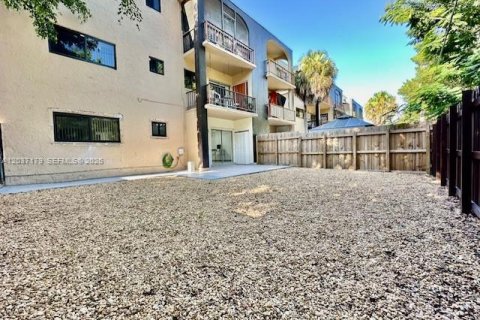 Condo in Sweetwater, Florida, 3 bedrooms № 2259986 - photo 18