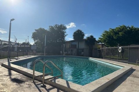 Condo in Sweetwater, Florida, 3 bedrooms № 2259986 - photo 25
